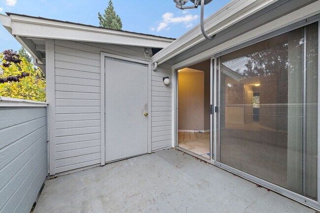 Building Photo - 2Bd/2Bth Condo, hardwood floor, balcony