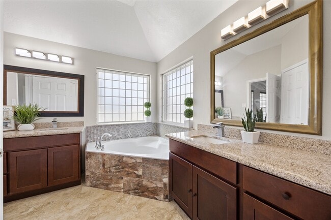 Building Photo - 14942 Gray Ridge Dr