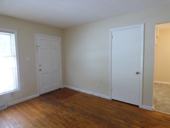 Building Photo - ORR731/733