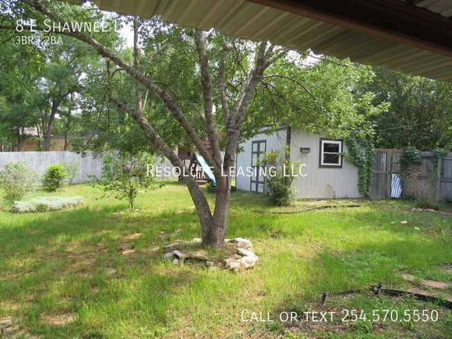 Building Photo - 8 E Shawnee Ln