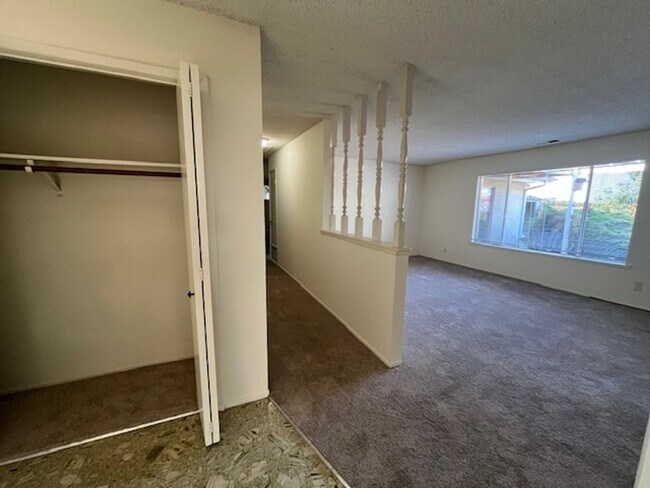 Building Photo - 1209 Drake Cir