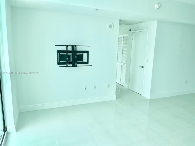 Building Photo - 950 Brickell Bay Dr