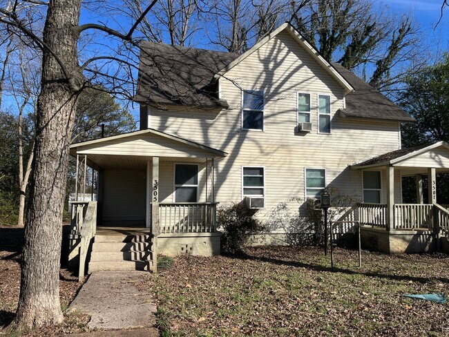 Building Photo - Charming Huntsville Living Awaits!