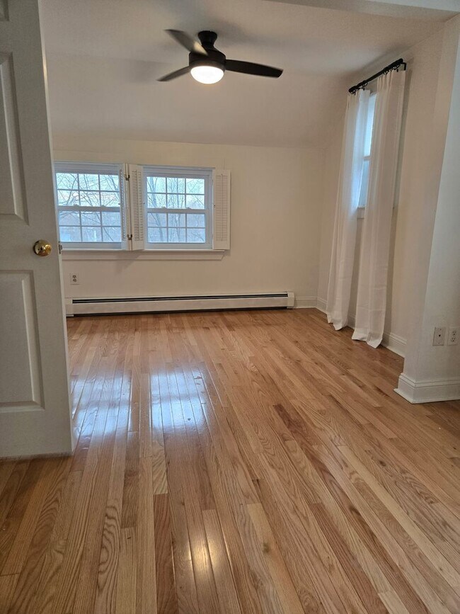 Building Photo - 5 Hillside Ave