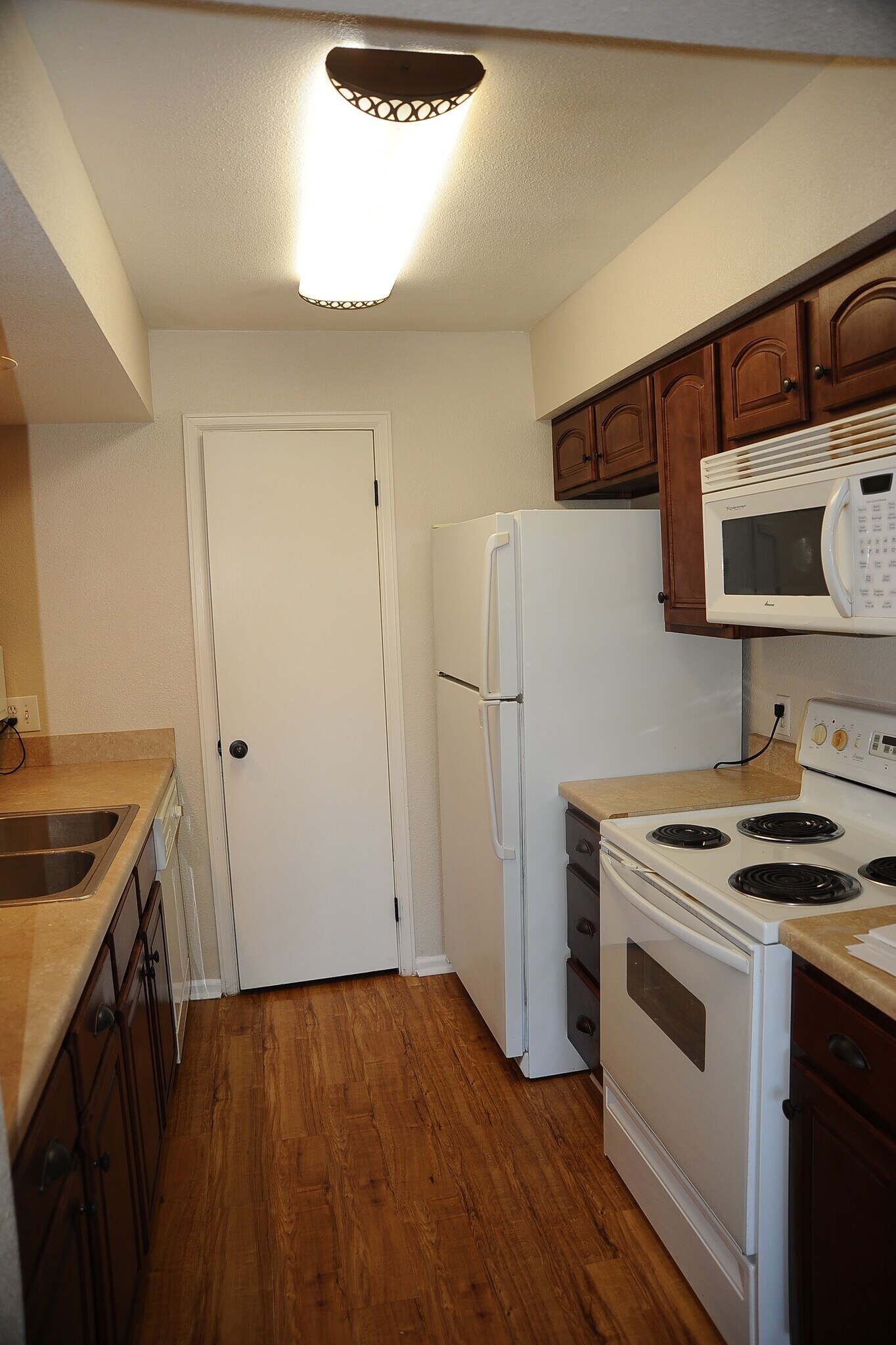 Building Photo - 13950 E Oxford Plz