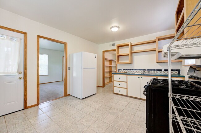 Building Photo - 639 S Pickard Ave
