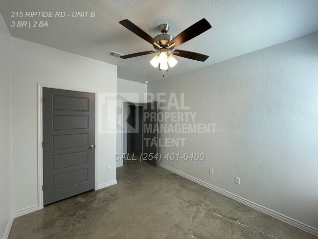 Building Photo - 215 Riptide Rd