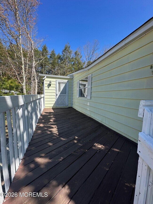 Building Photo - 16 Maplewood Dr