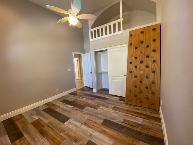 Building Photo - CALVADA VALLEY U.1 - Oakleaf Avenue