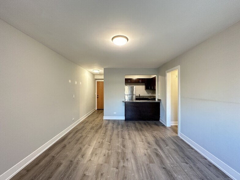 Building Photo - 533 W Surf St