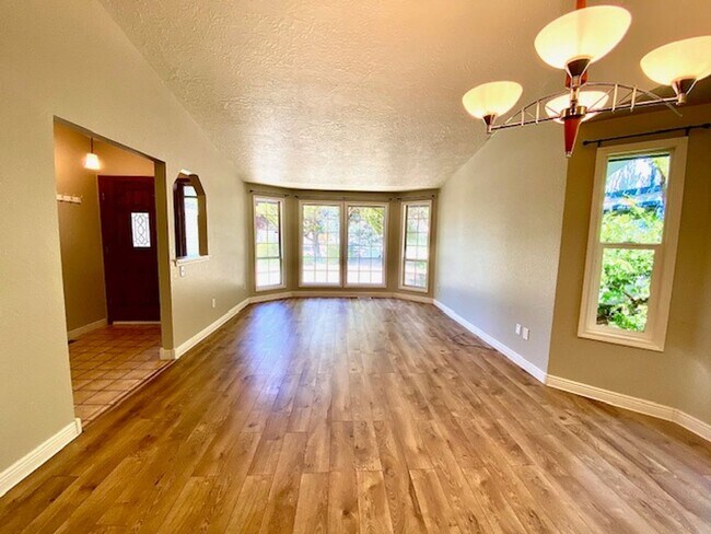 Building Photo - 4 Bedroom 2 bath Home in NW Boise