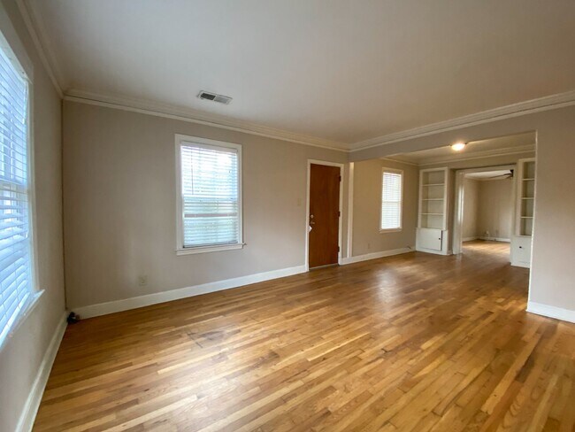 Building Photo - 3 bedroom 1 bath near the university of Me...