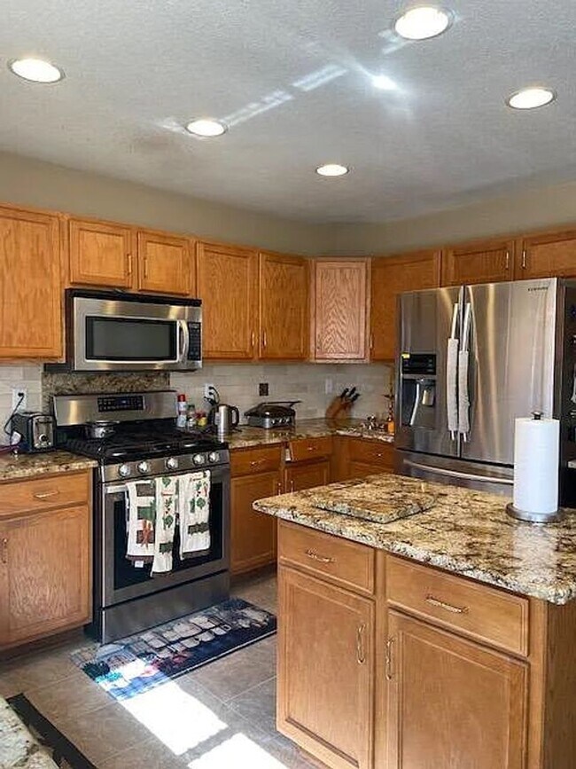 Building Photo - Stunning 5 bed, 3.5 bath Superior Home! Available Early June!