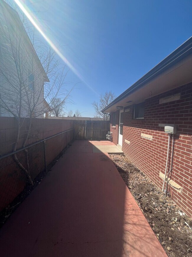 Building Photo - Charming Two Bedroom in Lakewood-Updated, ...