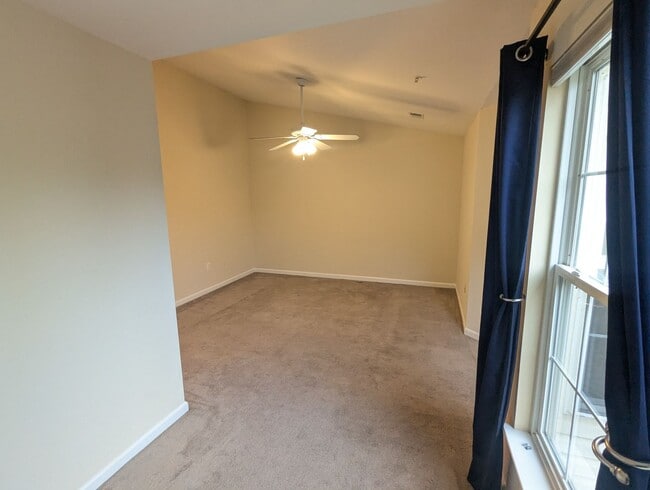 Building Photo - Townhome in *OAKDALE school district* ready for you now!