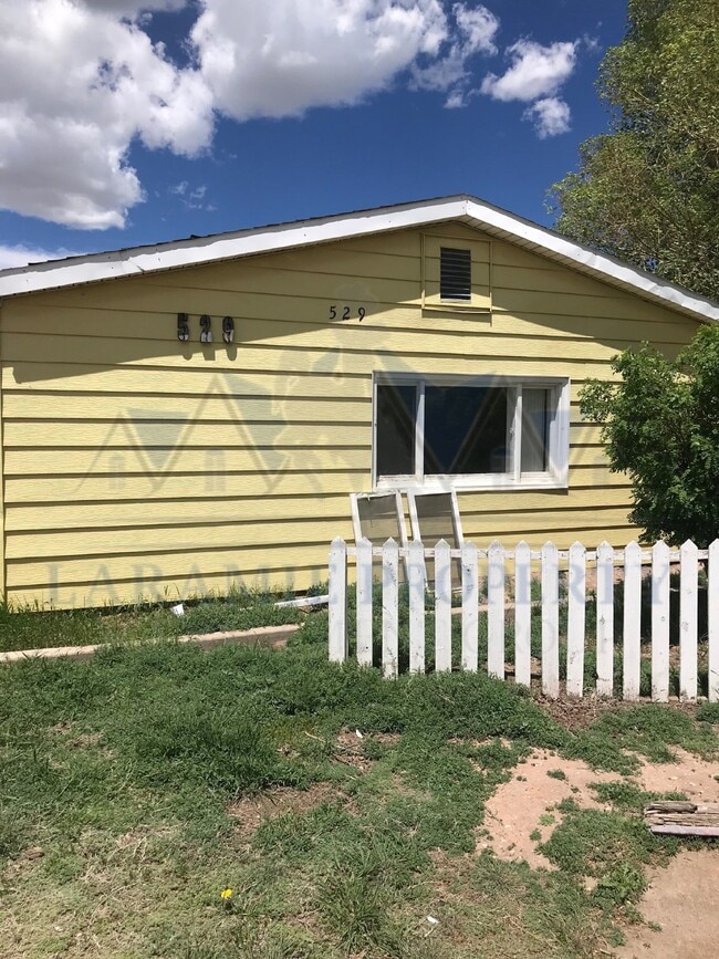 Building Photo - 2 Bed 1 Bath Apartment