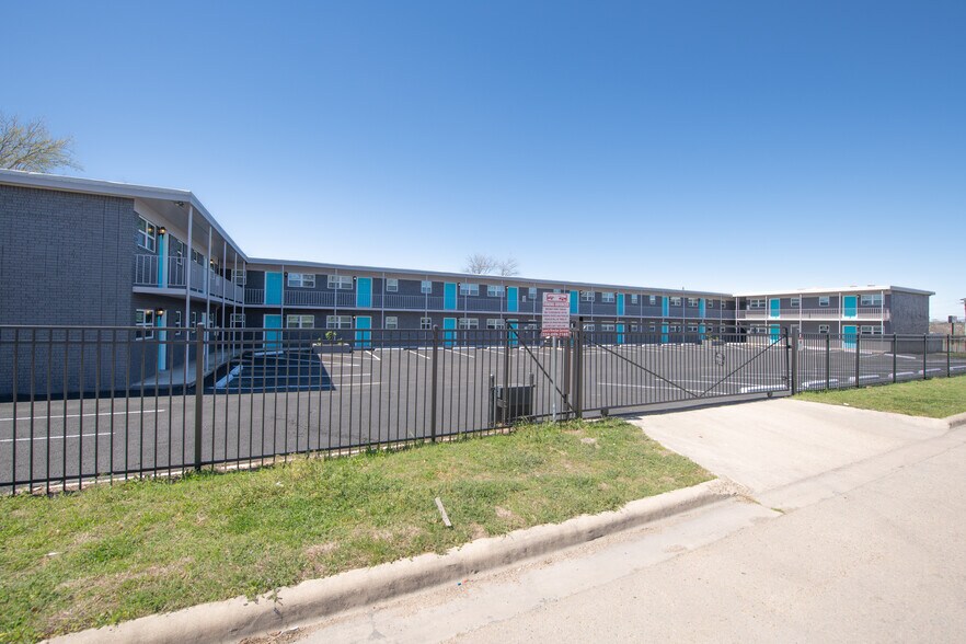 Building Photo - 705 Santa Rosa Dr