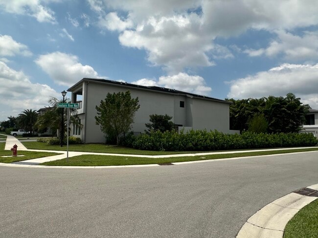 Building Photo - 17081 Five Waters Ave