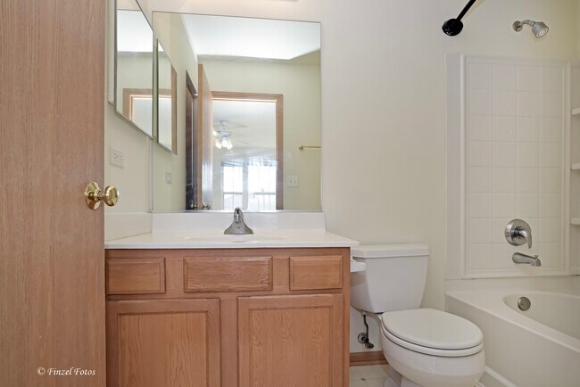 Building Photo - 923 Emerald Dr