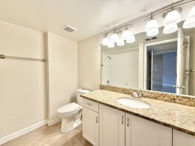 Building Photo - ** NAPOLI ** 2 BED / 1 BATH - CONDO - GREA...