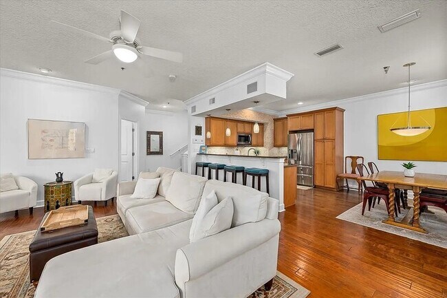 Building Photo - 214 6th Ave S
