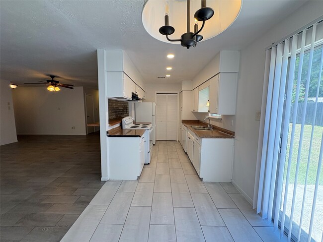 Building Photo - 2502 Marble Falls Dr