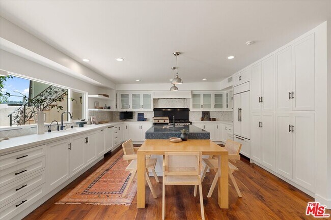 Building Photo - 2700 Glendower Ave