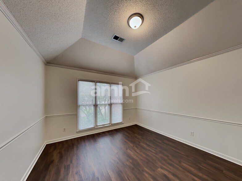 Building Photo - 1466 Far Dr