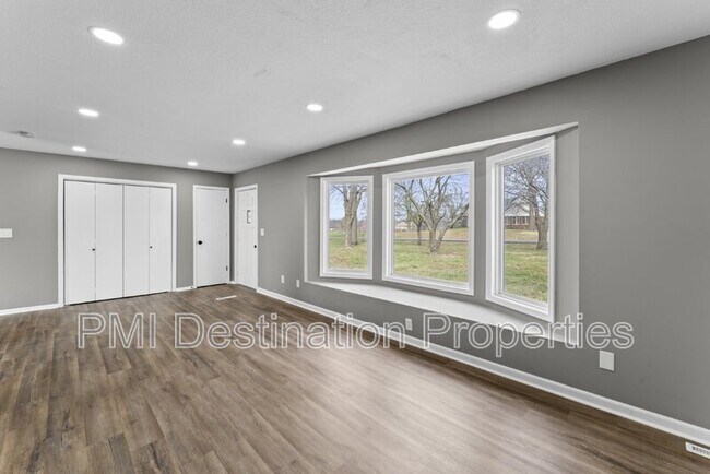 Building Photo - 2081 Willow Ln