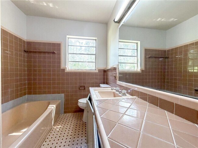 Building Photo - 1254 Lake Cir Dr W