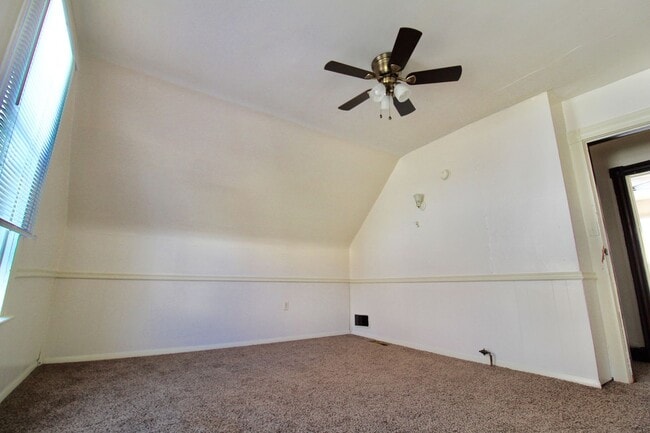 Building Photo - Sunny Side - 3 Bedroom Big House - Availab...