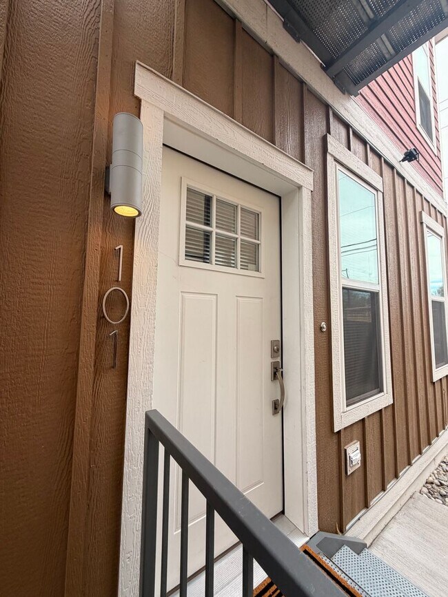 Building Photo - 525 E Kiowa St