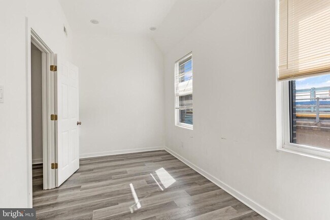 Building Photo - 2550 Kensington Ave