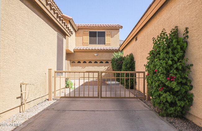 Building Photo - 1950 W Park Pl