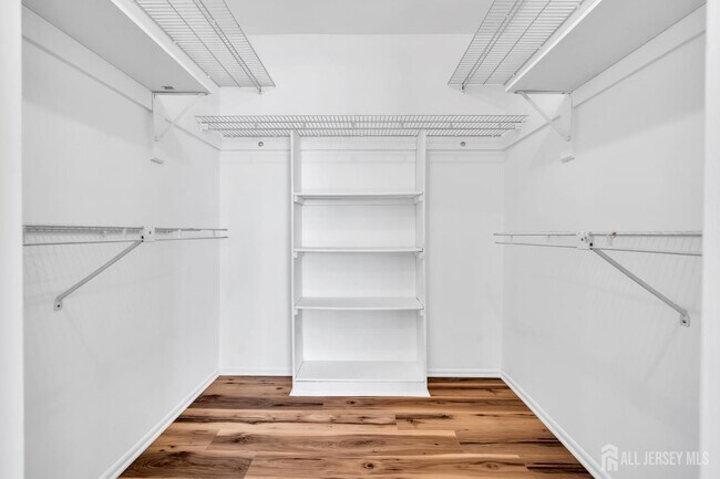 Building Photo - 812 Green Hollow Dr