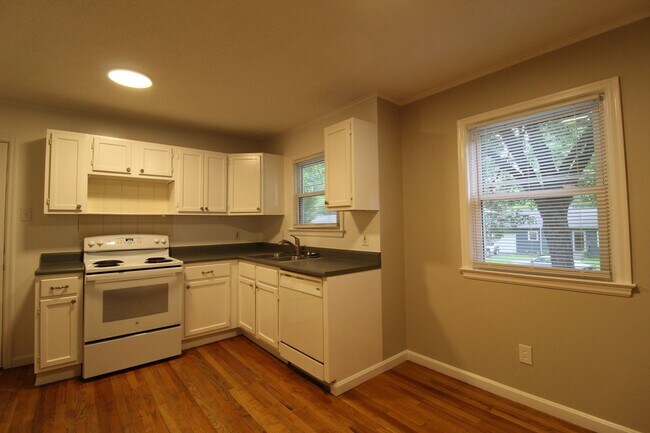 Building Photo - 2 Bedroom 1 Bath Home in Roeland Park.