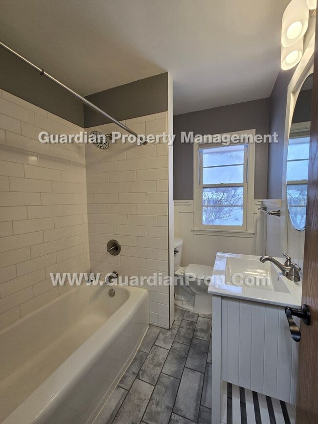 Building Photo - Available now and move-in special! House with extra office/bonus room! new LVP flooring throughou...