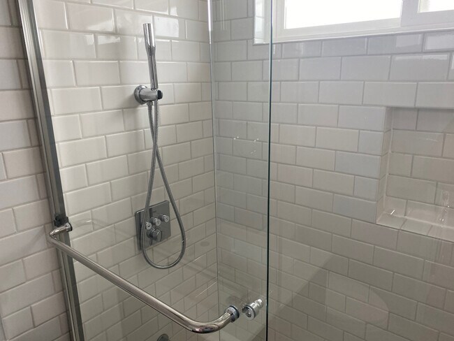 Building Photo - 14954 Moorpark St