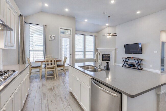 Building Photo - 905 Lady Bird Dr