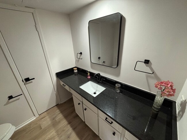 Building Photo - Great Location!