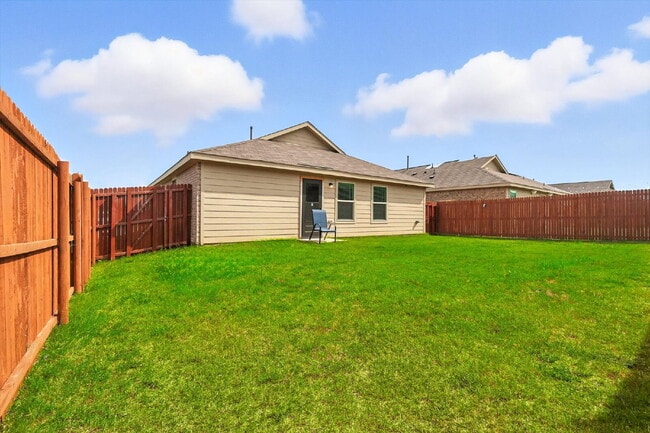 Building Photo - 1-story, 3 Bedrooms, 2 Bathrooms. Master's bedroom with ensuite bathroom and roomy walk-in closet