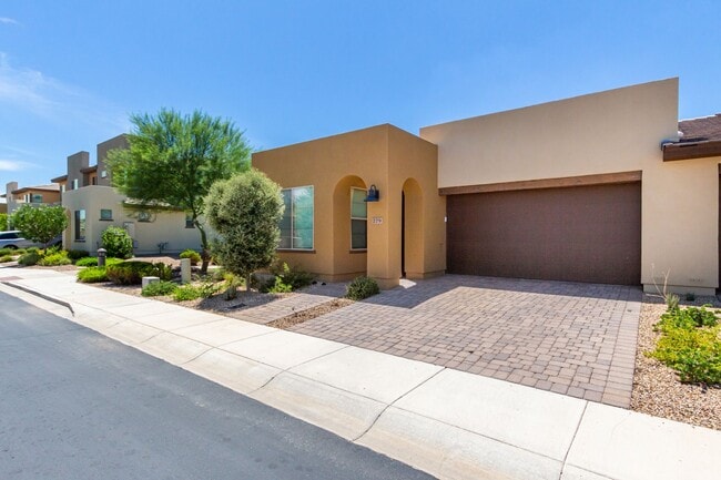 Building Photo - Gorgeous 2 bedroom / 2 bath townhome locat...