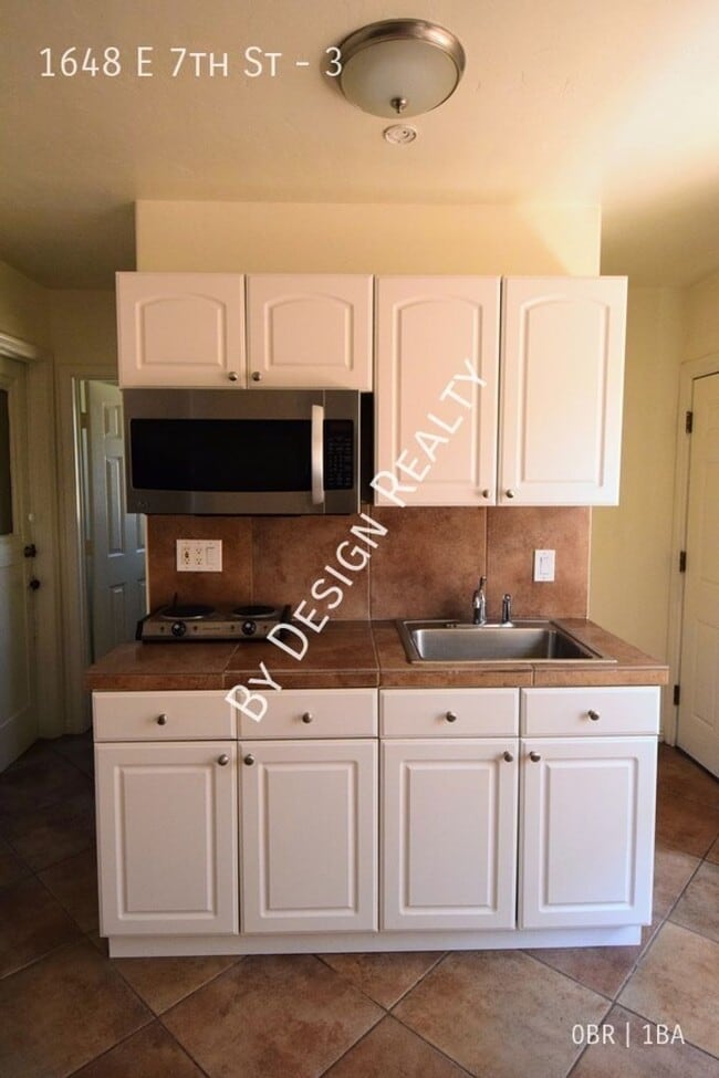 Building Photo - Studio Space with ALL UTILITIES INCLUDED - Walk to UofA