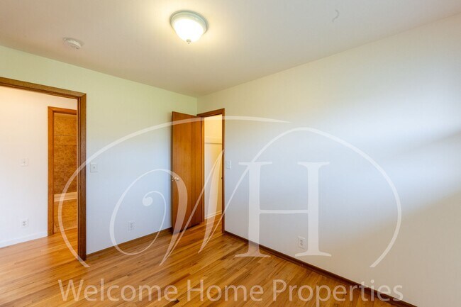 Building Photo - Spacious 5 Bedroom Home with Fenced Yard & Covered Parking