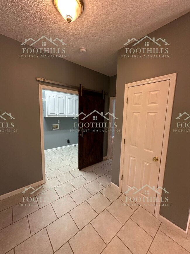 Building Photo - Stylish and Spacious 4-Bed Home with Scree...
