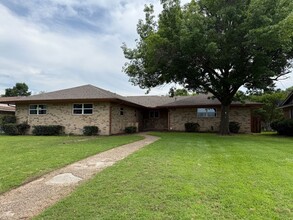 Building Photo - TEXAS SIZED WHITESBORO HOME FOR LEASE! 4 BEDROOMS-LOTS OF SPACE! HURRY!