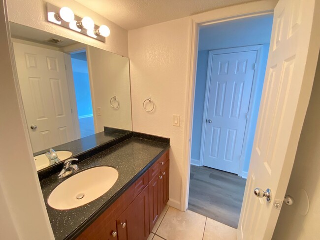 Building Photo - Spacious 3 bedroom, 2 bathroom Condo Locat...