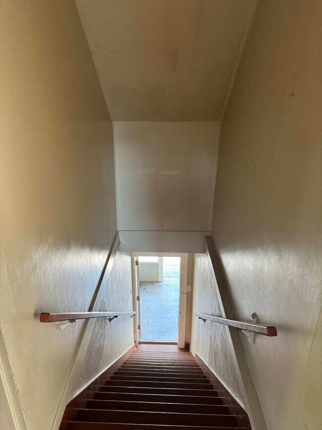 Building Photo - 2 Bedroom in Triplex Near Downtown and Campus
