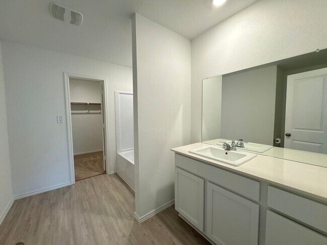 Building Photo - 109 Little Sparklers Lp