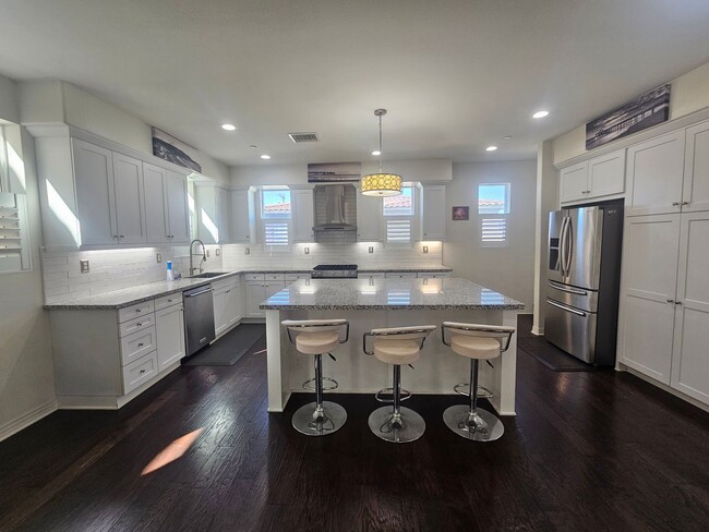 Building Photo - Gorgeous Stand Alone Town Home / Rolling Hills Golf Club is your Back Yard